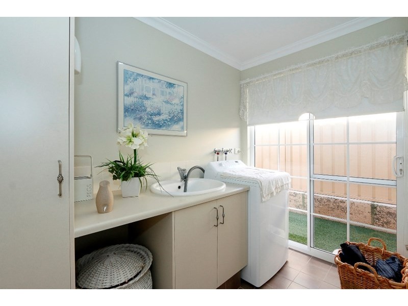 4 Strathmore Lane, Thornlie WA 6108
