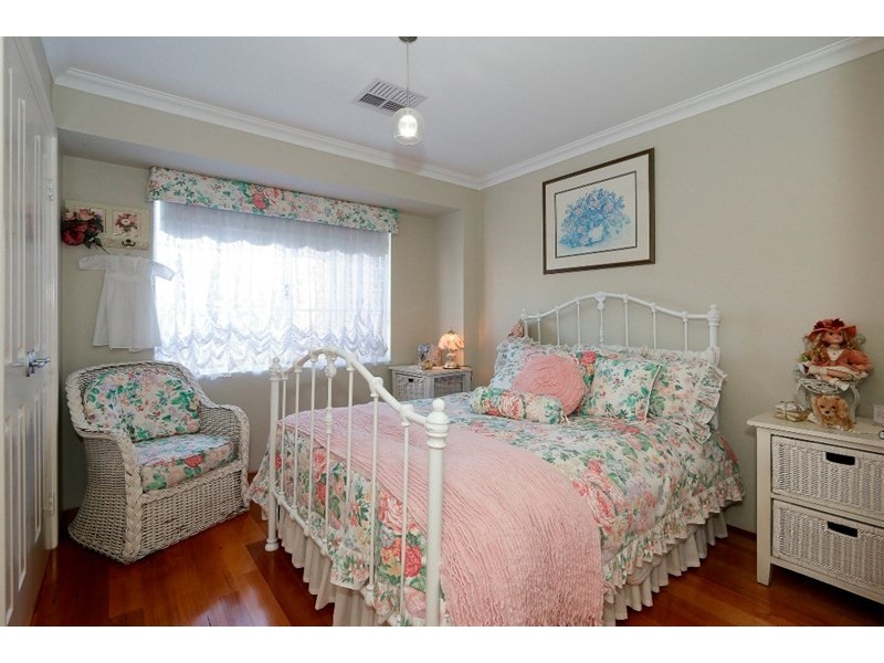 4 Strathmore Lane, Thornlie WA 6108