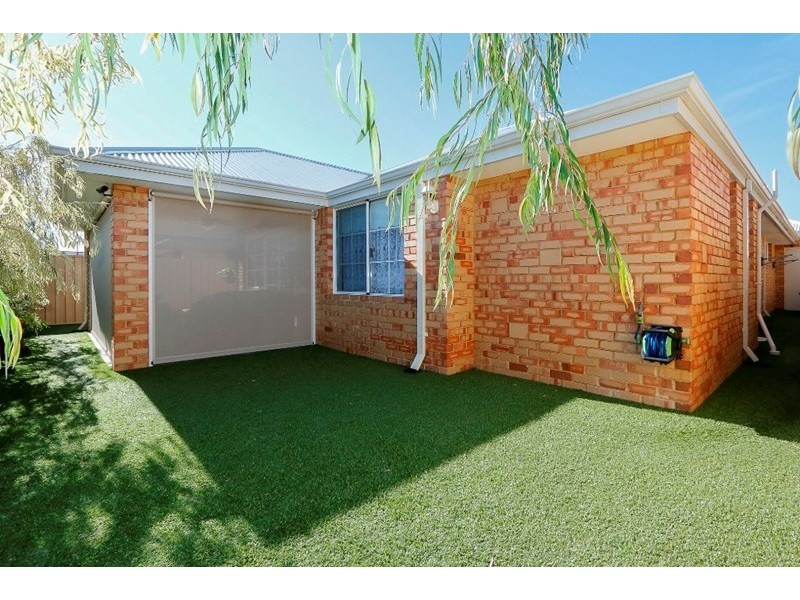 4 Strathmore Lane, Thornlie WA 6108