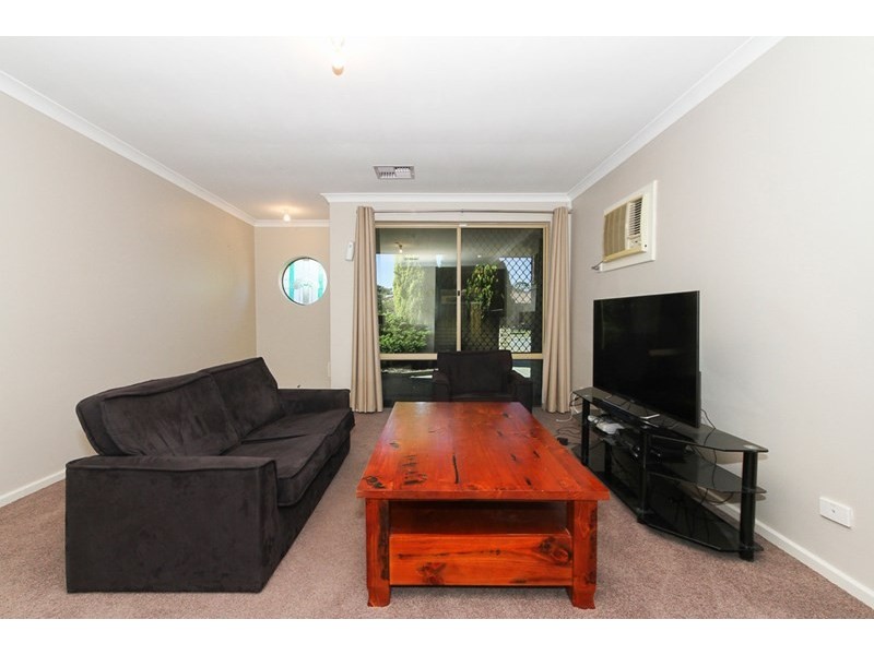 1/1 Chesterton Drive, Thornlie WA 6108