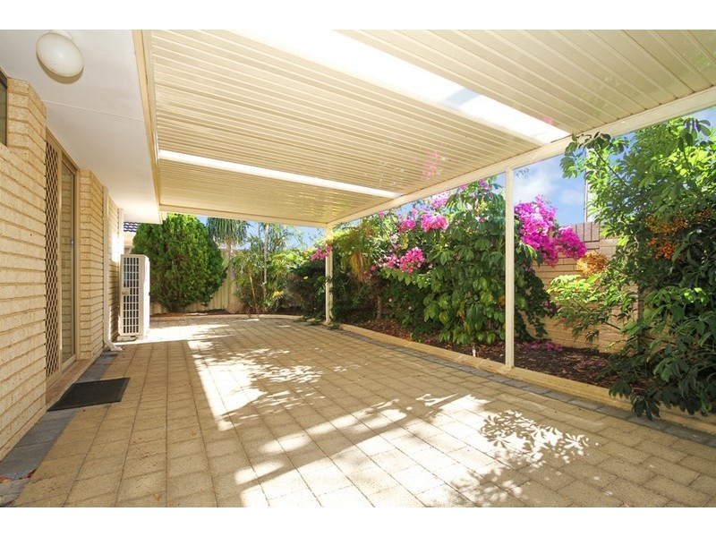 1/1 Chesterton Drive, Thornlie WA 6108