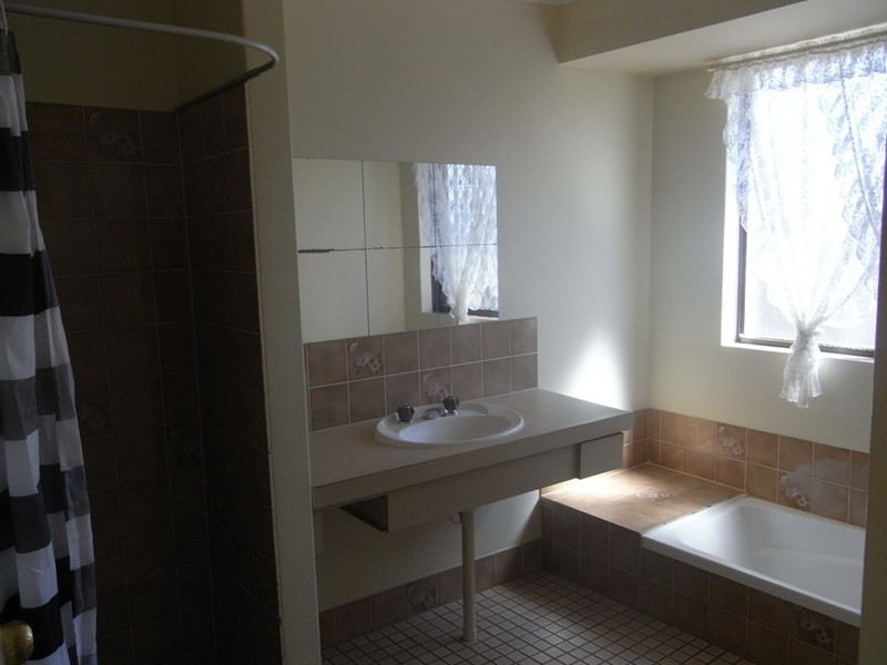 9 Seville Drive, Seville Grove WA 6112