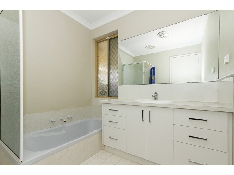 1/1 Chesterton Drive, Thornlie WA 6108