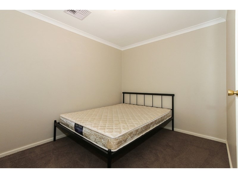 1/1 Chesterton Drive, Thornlie WA 6108