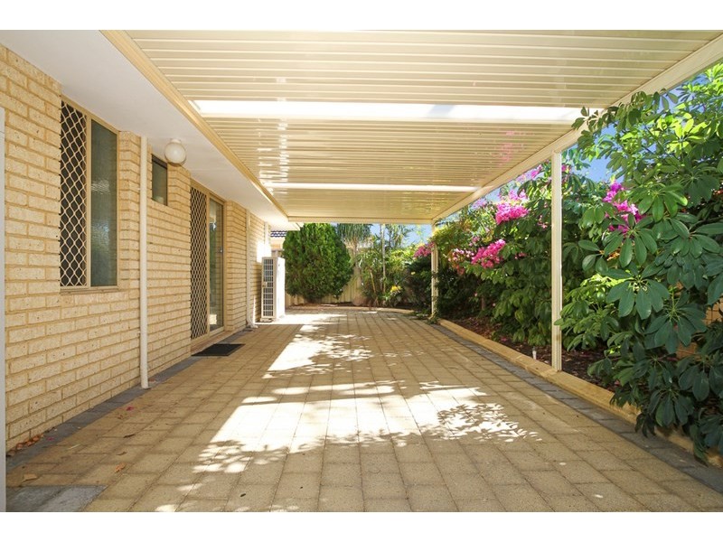 1/1 Chesterton Drive, Thornlie WA 6108