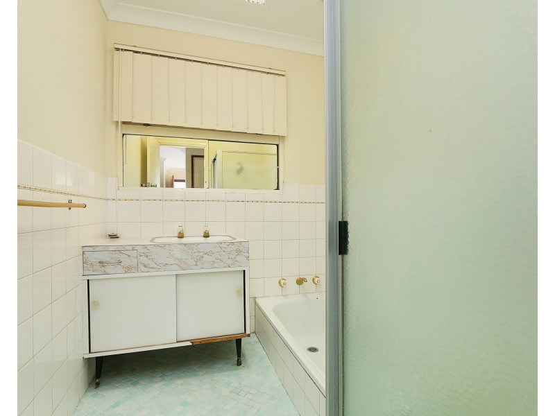 44 Thomas Street, Queens Park WA 6107