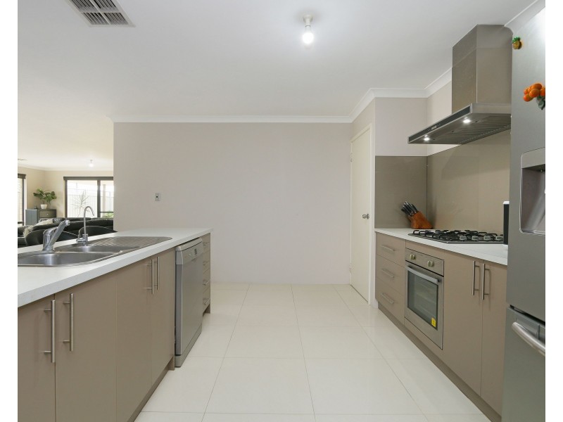 31 Retchford Way, Queens Park WA 6107