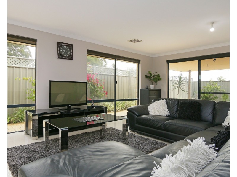 31 Retchford Way, Queens Park WA 6107