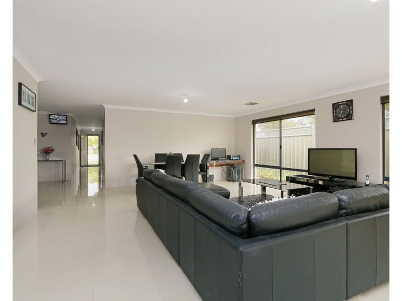 31 Retchford Way, Queens Park WA 6107