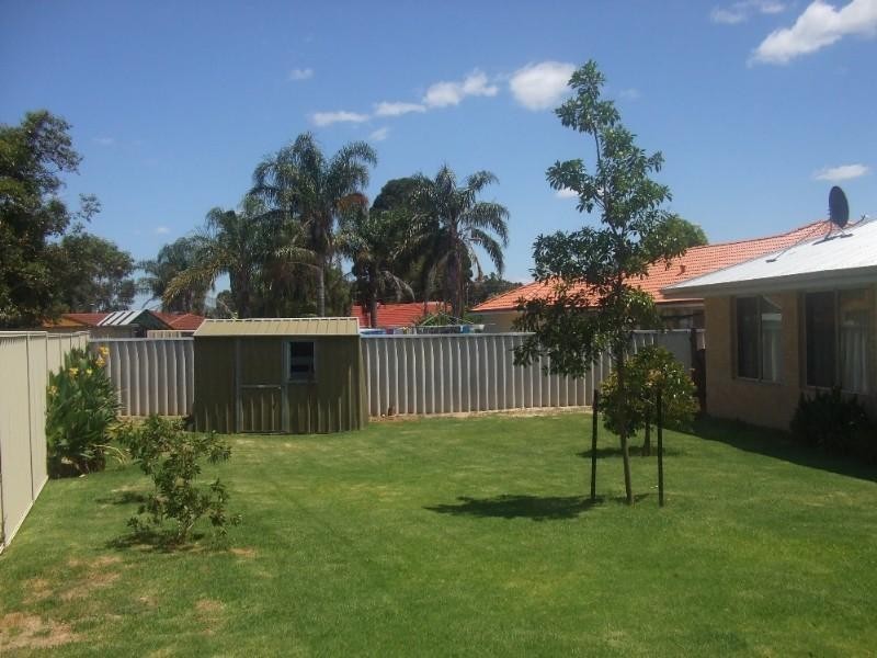 9 chamberlain Way, Armadale WA 6112