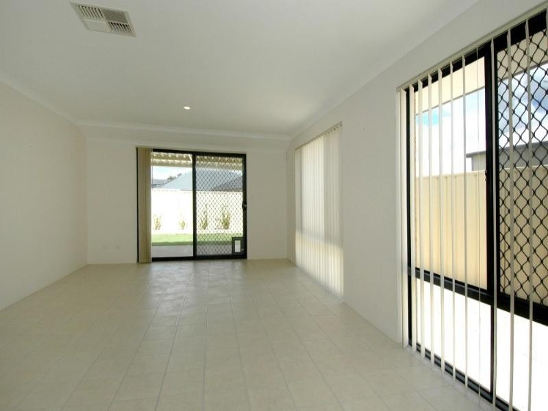 33 Milano Loop, Seville Grove WA 6112
