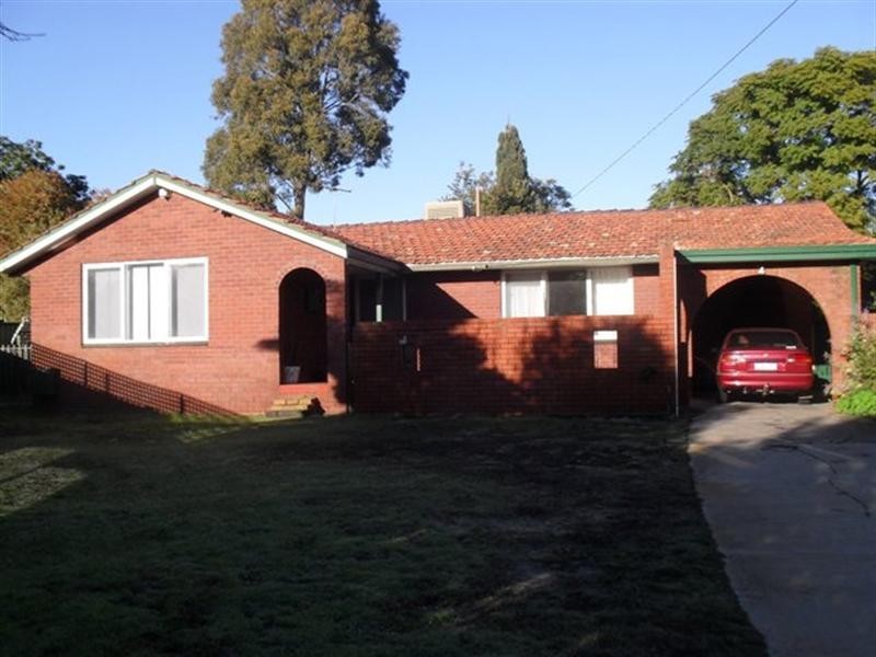4 Charlton Place, Thornlie WA 6108