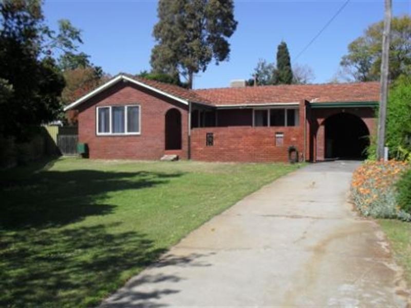 4 Charlton Place, Thornlie WA 6108