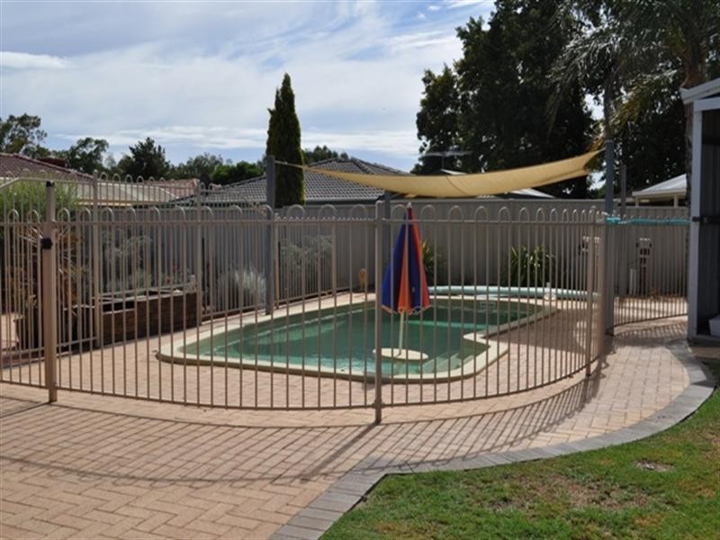 16 Windsor Drive, Gosnells WA 6110