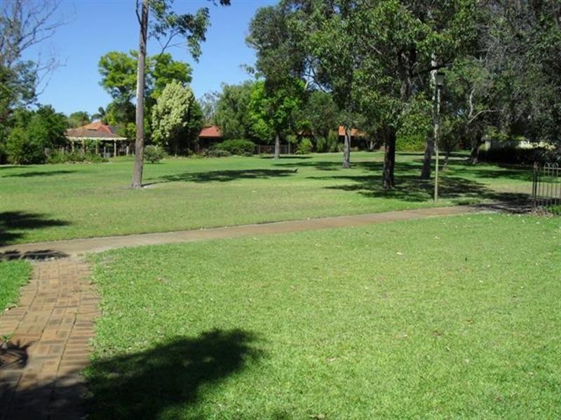 4 Hume Road, Thornlie WA 6108