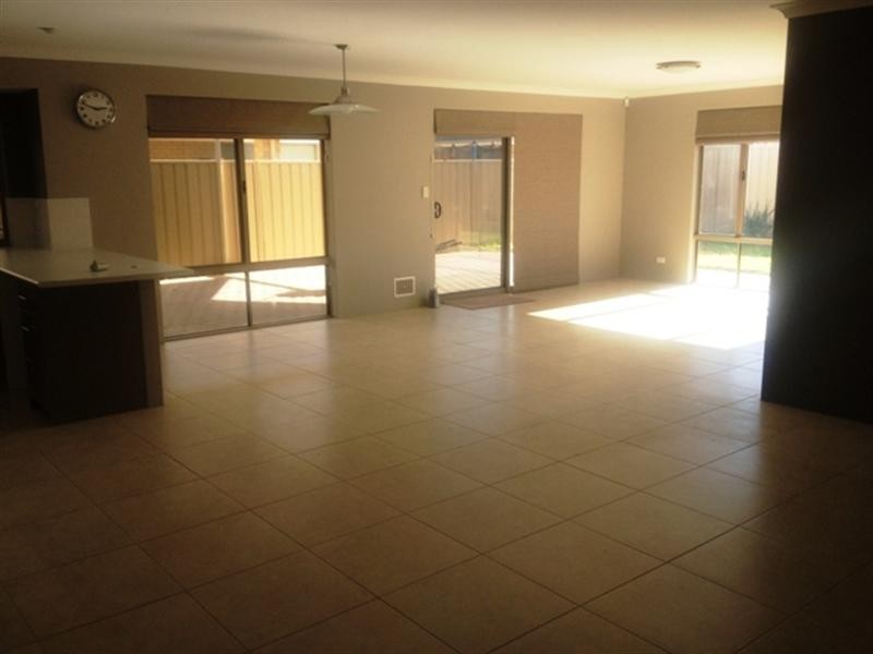 10 MANCHESTER Way, Canning Vale WA 6155