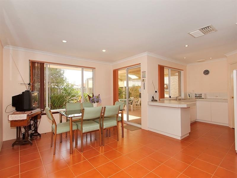 34 Towncentre Drive, Thornlie WA 6108