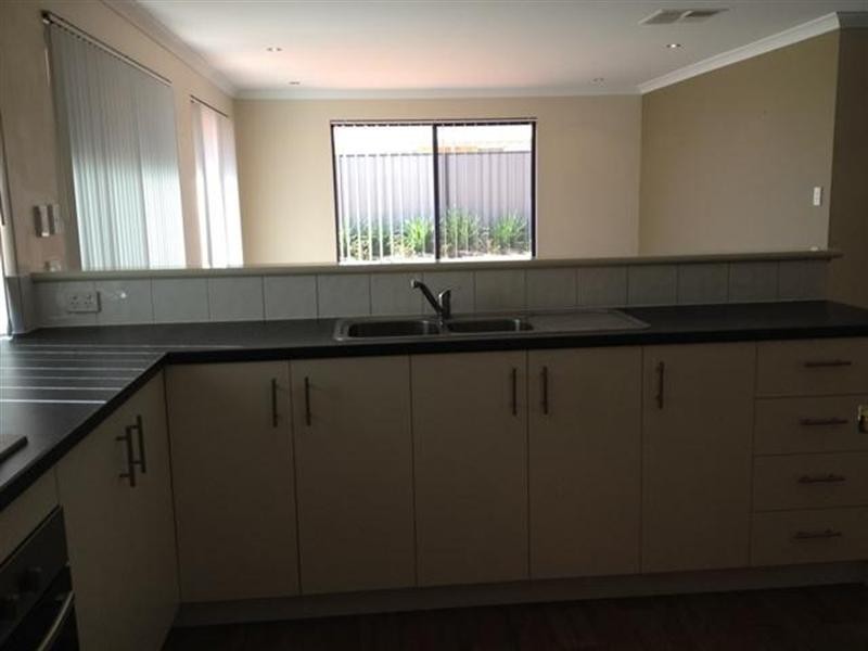 11 Kinear Trail, Byford WA 6122