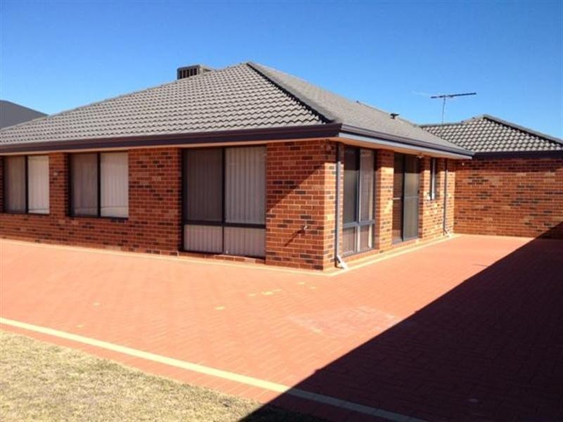 11 Kinear Trail, Byford WA 6122