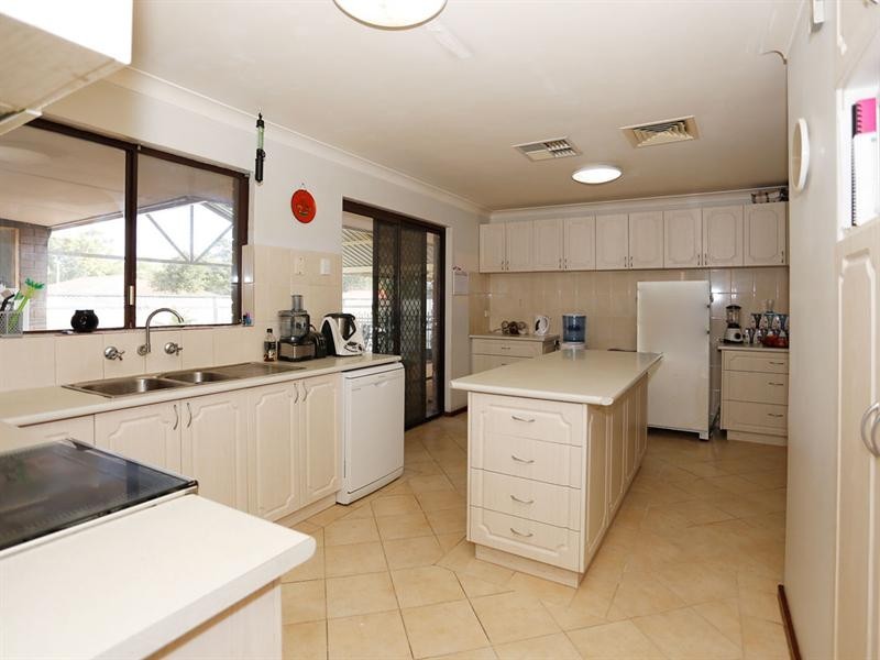 32 Parkfield Road, Kelmscott WA 6111