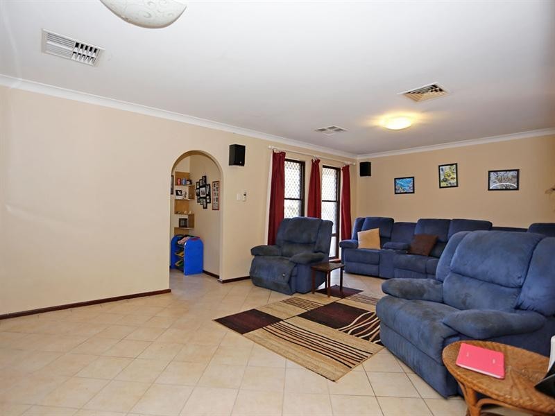 32 Parkfield Road, Kelmscott WA 6111