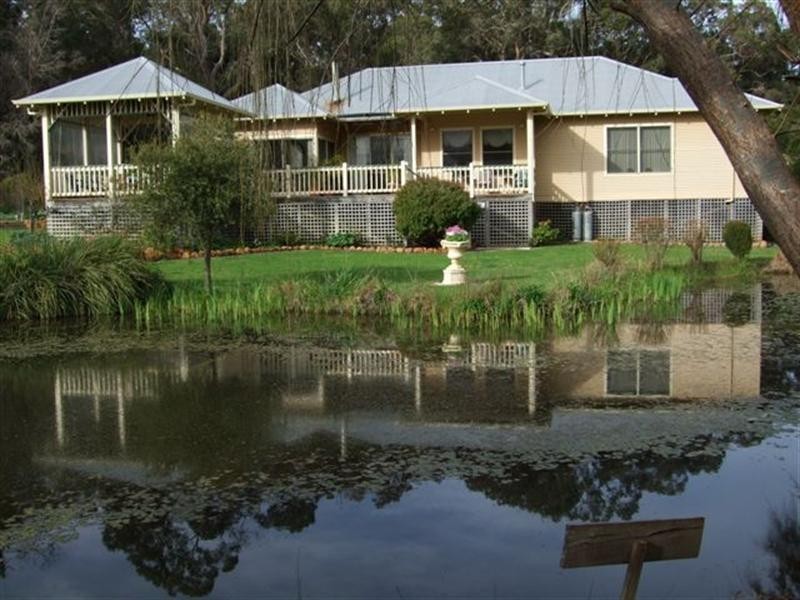 5 Roberts Road, Nannup WA 6275