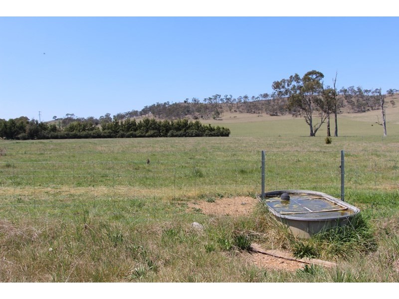 153 Knobs Road, Armidale NSW 2350