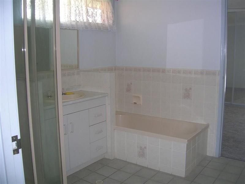 34 Deakin Close, Gracemere QLD 4702