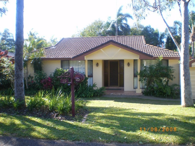 19 Dunkeith Avenue, Benowa QLD 4217