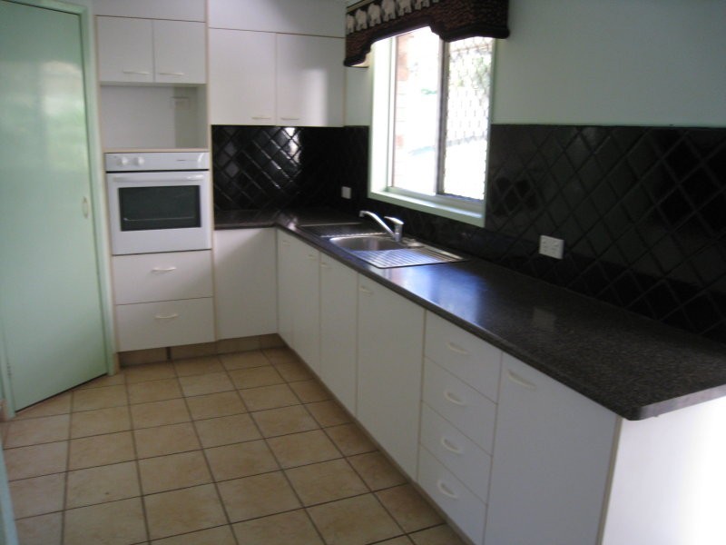 77 Wardoo Street, Southport QLD 4215