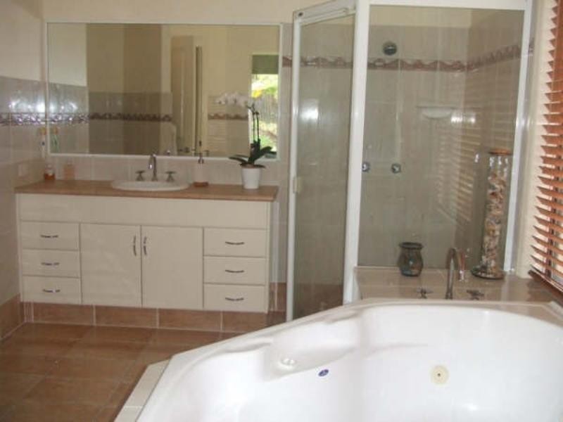 77 Arun Drive, Arundel QLD 4214