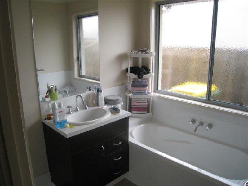 3 Bowley Street, Pacific Pines QLD 4211