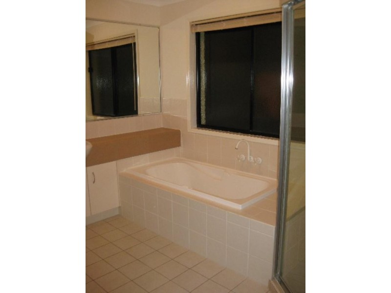 8 Noelene Lane, Arundel QLD 4214