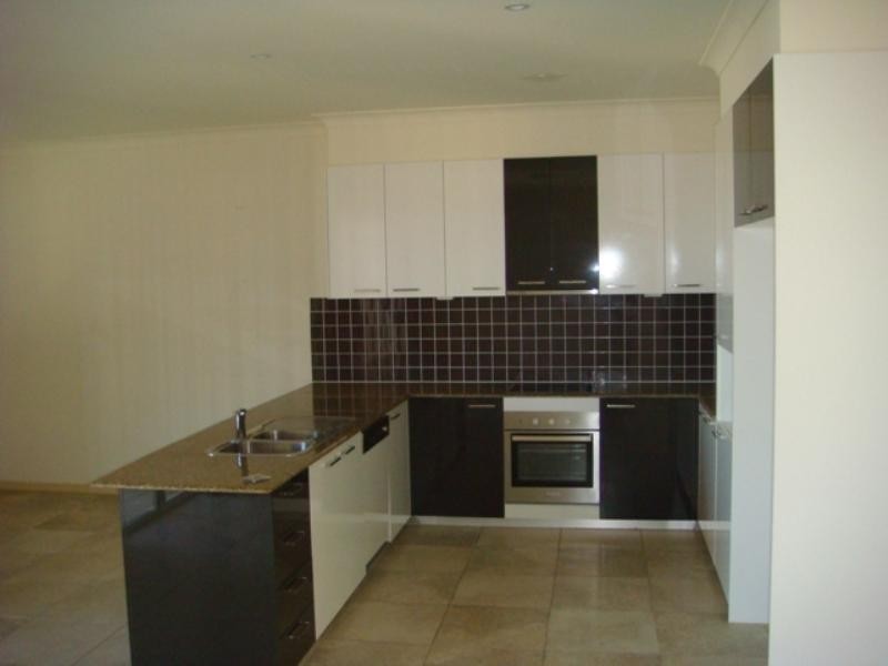 2/14 Minnie Street, Southport QLD 4215