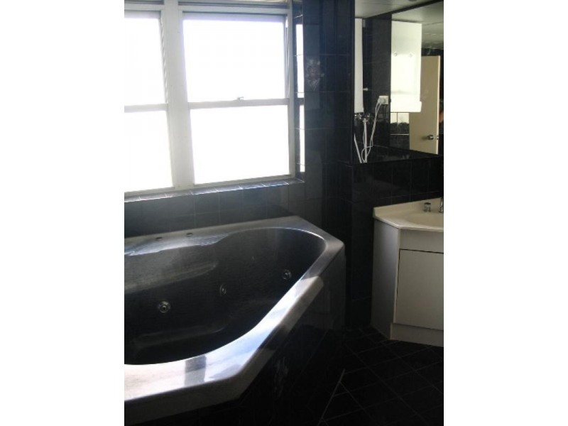 17/15 Pacific Street, Main Beach QLD 4217