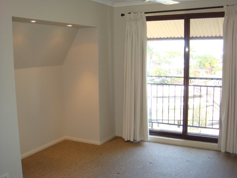 3 Dirk Hartog Place, Paradise Point QLD 4216