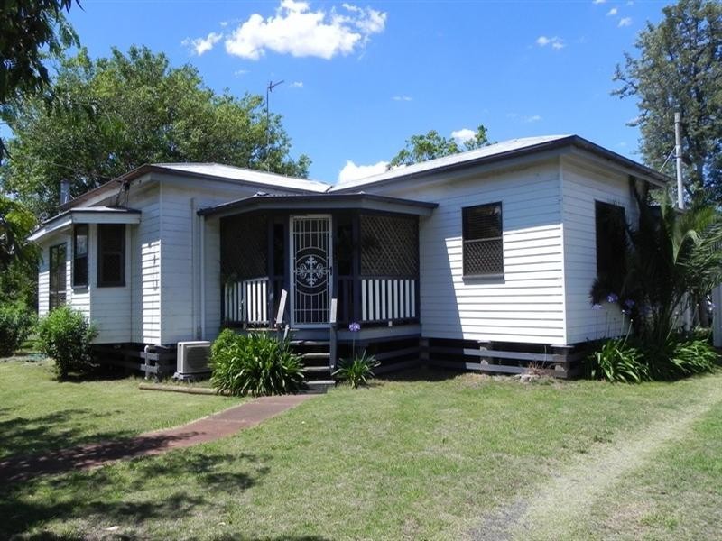 8 Edward, Pittsworth QLD 4356