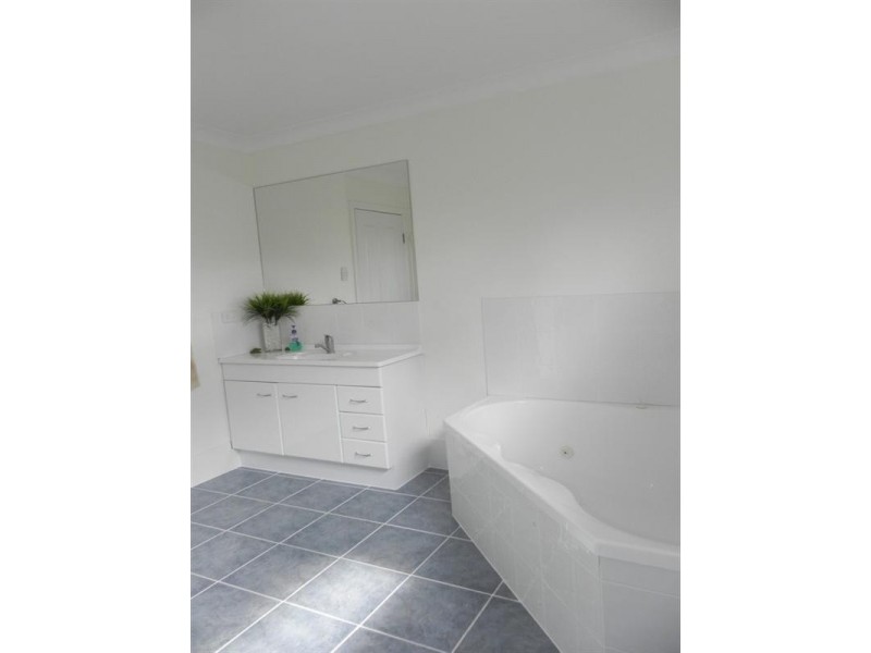 42 OShea Avenue, Southbrook QLD 4363