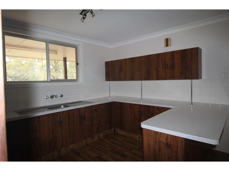 8 Queen Street, Southbrook QLD 4363