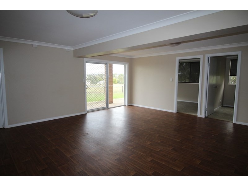 8 Queen Street, Southbrook QLD 4363