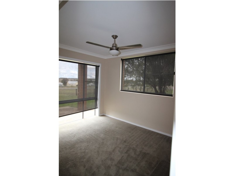 8 Queen Street, Southbrook QLD 4363