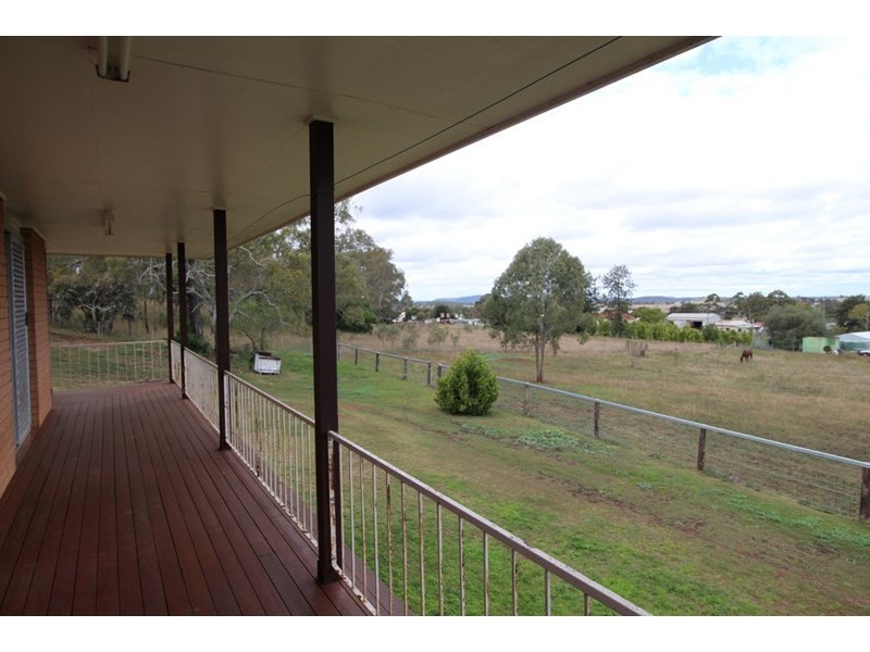 8 Queen Street, Southbrook QLD 4363