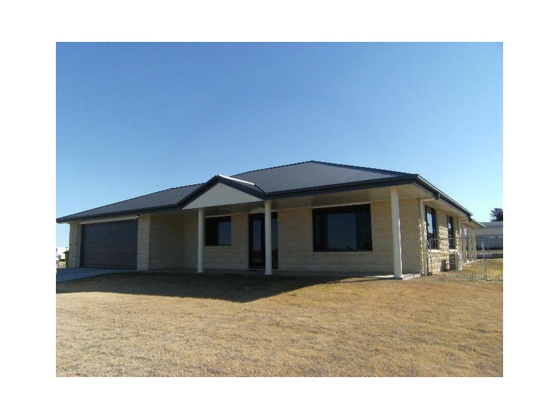 11 Sullivan Crescent, Pittsworth QLD 4356