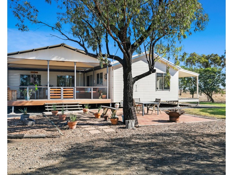 1040 Mann-Silo Road, Brookstead QLD 4364