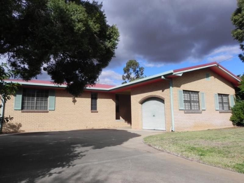 10 Holmes, Pittsworth QLD 4356