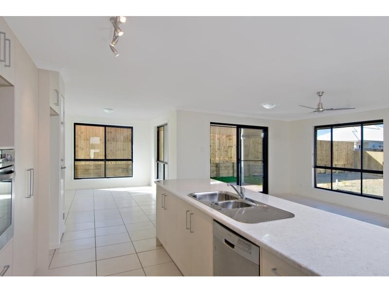 17 Heights Road, Beerwah QLD 4519