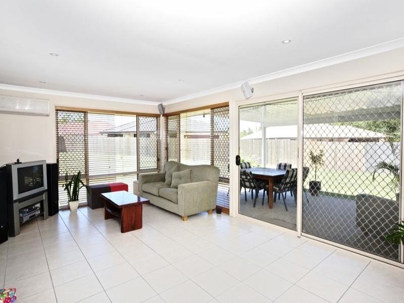 8 Maddock Avenue, Mooloolah Valley QLD 4553