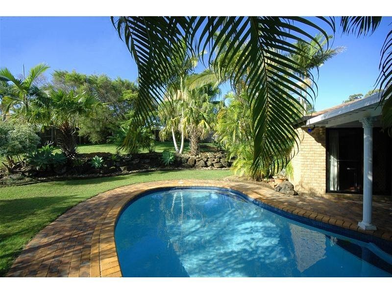 16 Darnel Street, Elanora QLD 4221