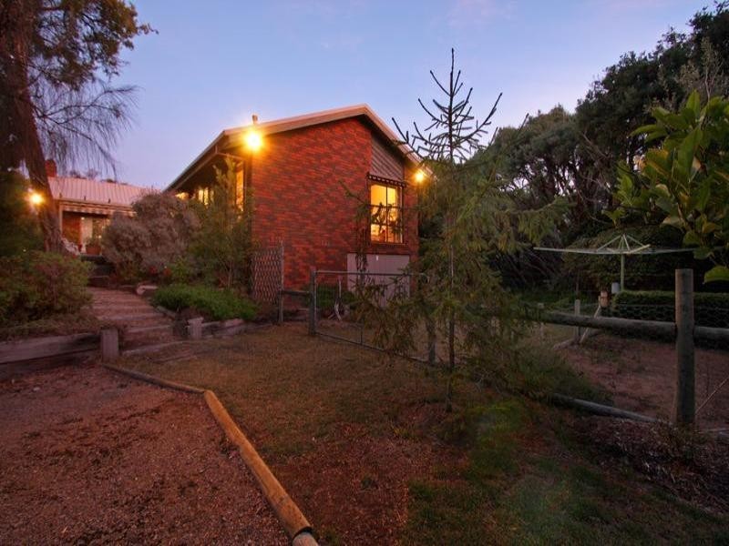 2 Carslake Avenue, Blairgowrie VIC 3942