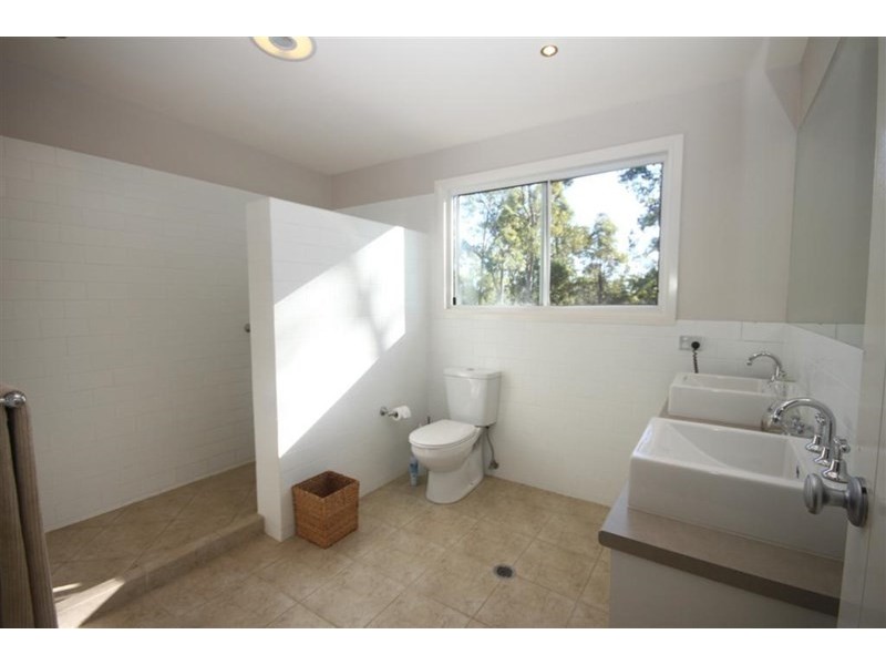 10 Forest Acres Drive, Lake Macdonald QLD 4563